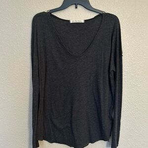 Women’s We The Free gray vneck tshirt in a small